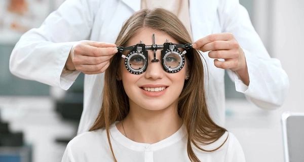 Persona descansando los ojos con las palmas de las manos para reducir la fatiga visual